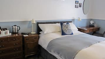 Kahden hengen huone, kylpyhuone makuuhuoneen yhteydessä (Room 2)