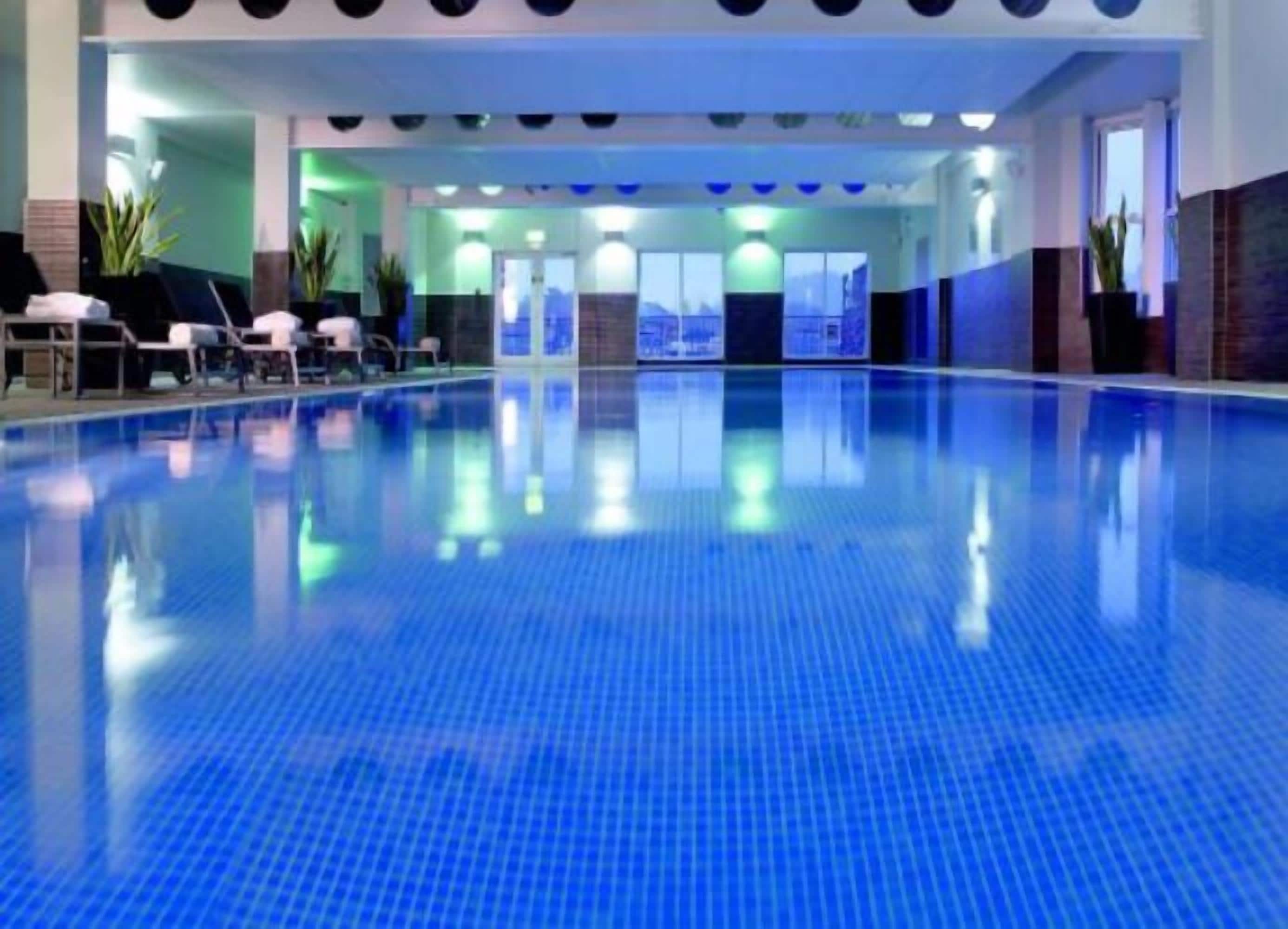 สระว่ายน้ำ