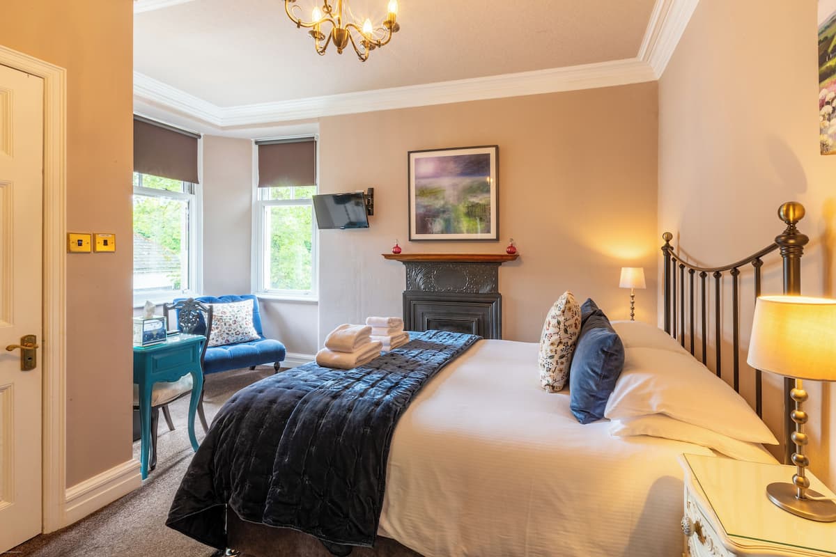 Superior Double Room, 1 King Bed, Bathtub | مكتب ومساحة عمل للكمبيوتر المحمول ومكواة/لوح كي وواي فاي مجانًا