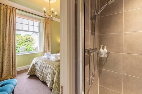 Artículos de tocador gratuitos, secador de pelo, toallas, jabón