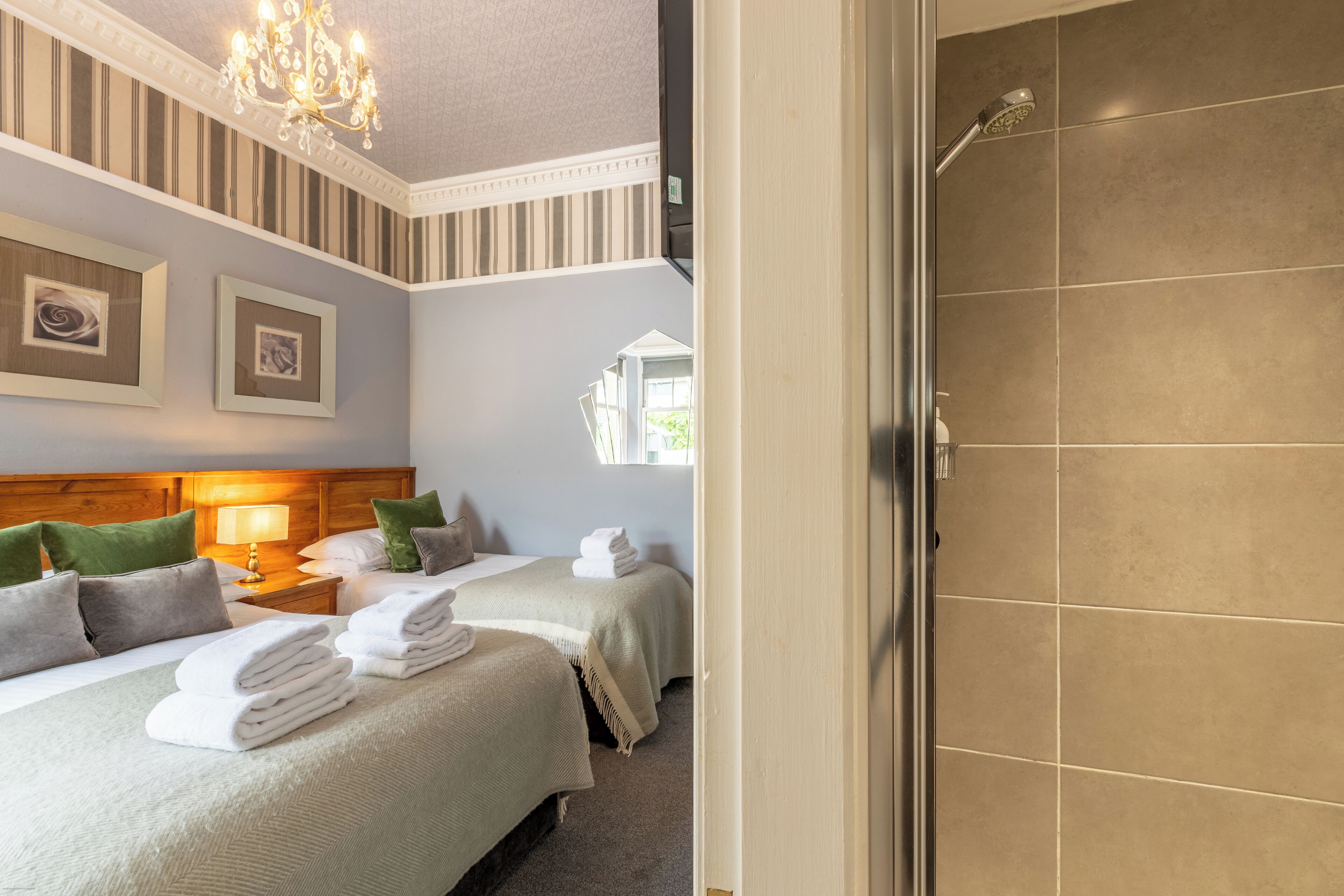 Triple Room | Bathroom | Free toiletries, hair dryer, towels, soap