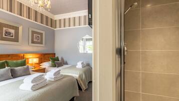 Triple Room | Bathroom | Free toiletries, hair dryer, towels, soap
