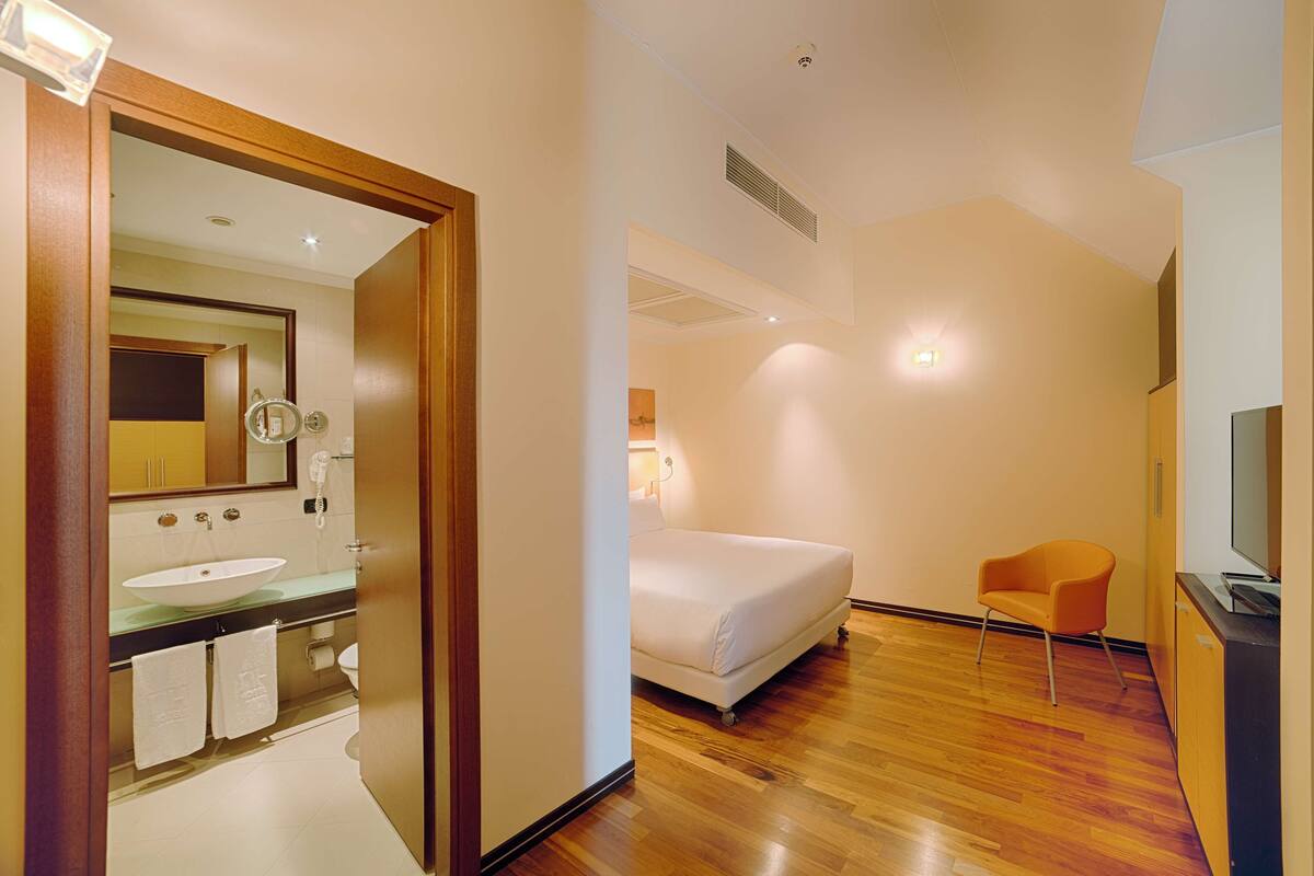 Chăn bông, minibar, két bảo mật tại phòng, bàn 