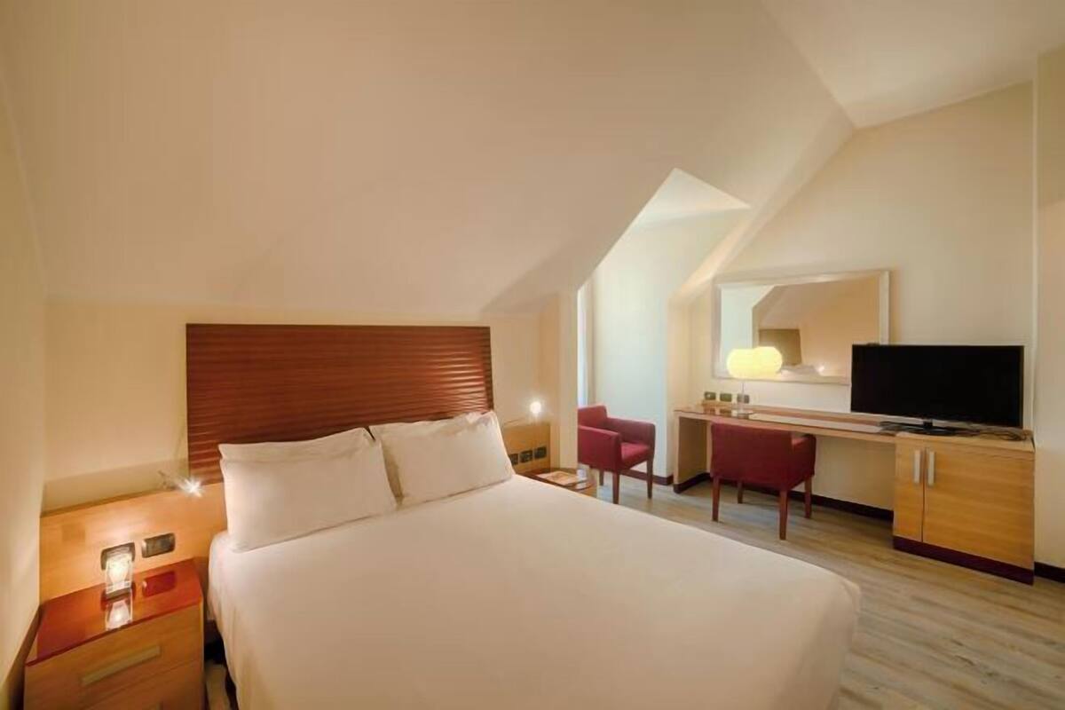 Chăn bông, minibar, két bảo mật tại phòng, bàn 