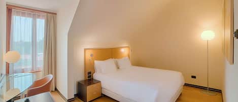 Apartemen | Selimut bulu angsa, minibar, brankas, dan meja kerja