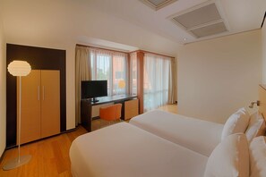 Appartement | Donsdekens, een minibar, een kluis op de kamer, een bureau