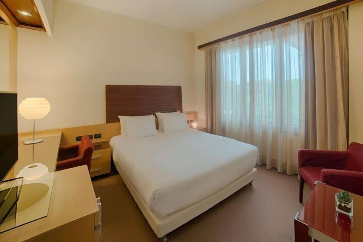 Chăn bông, minibar, két bảo mật tại phòng, bàn 