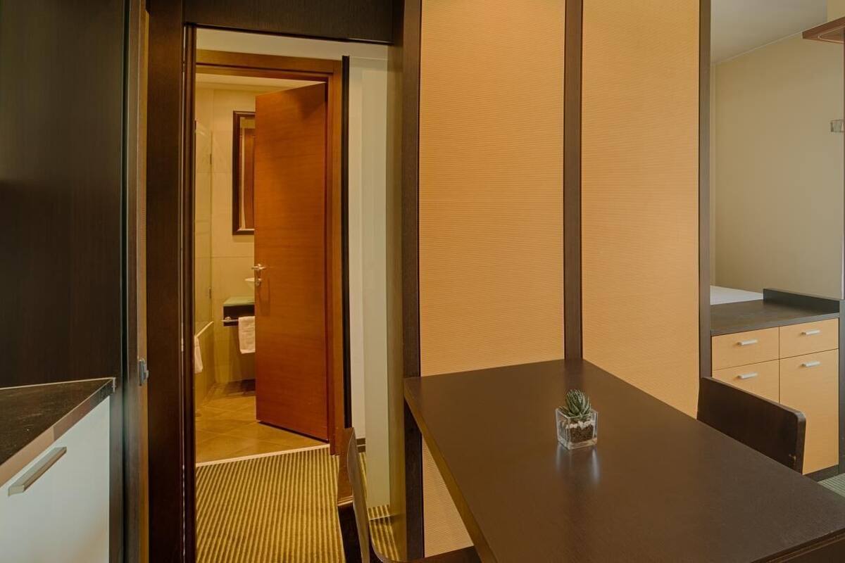 Donsdekens, een minibar, een kluis op de kamer, een bureau