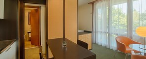 Cubrecamas, minibar, caja de seguridad en la habitación y escritorio 