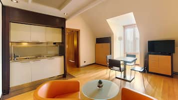 Apartament | Cobrellits, minibar, caixa forta a l'habitació i escriptori