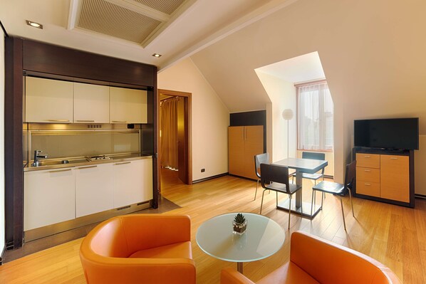Un apartamento moderno con cocina, comedor y sala de estar.