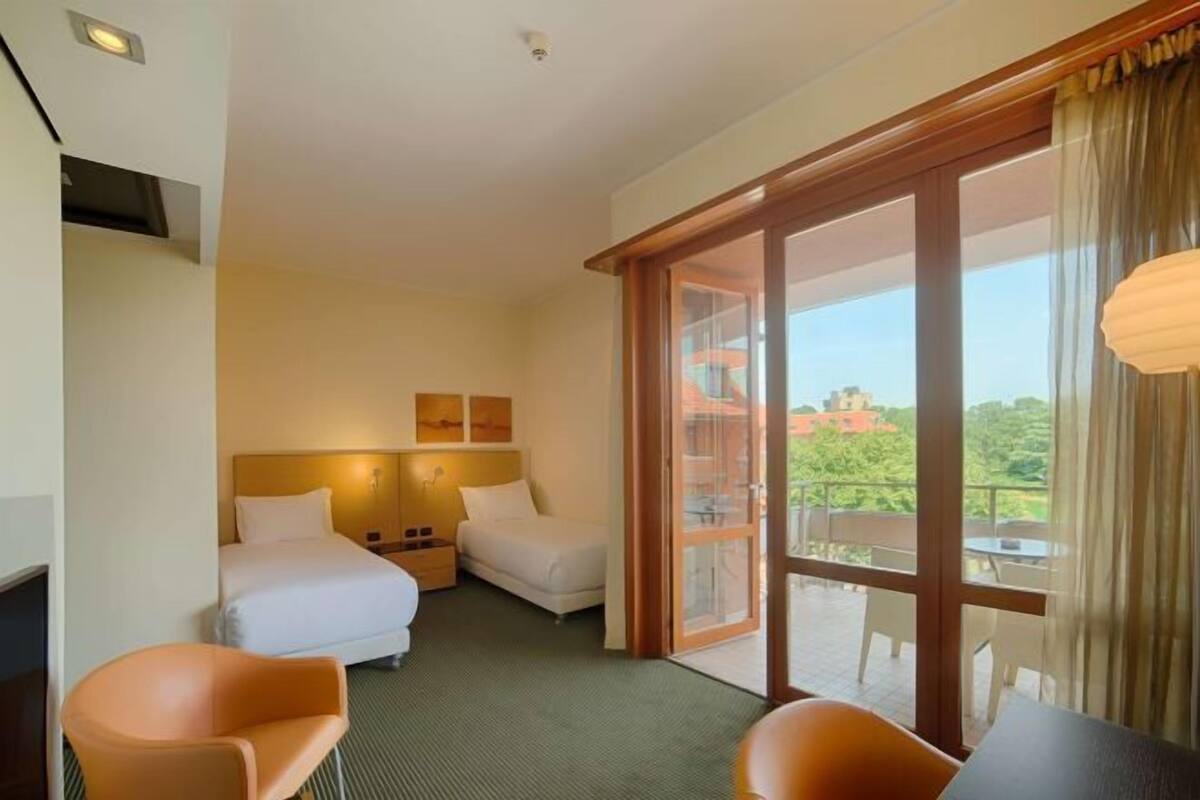 Chăn bông, minibar, két bảo mật tại phòng, bàn 