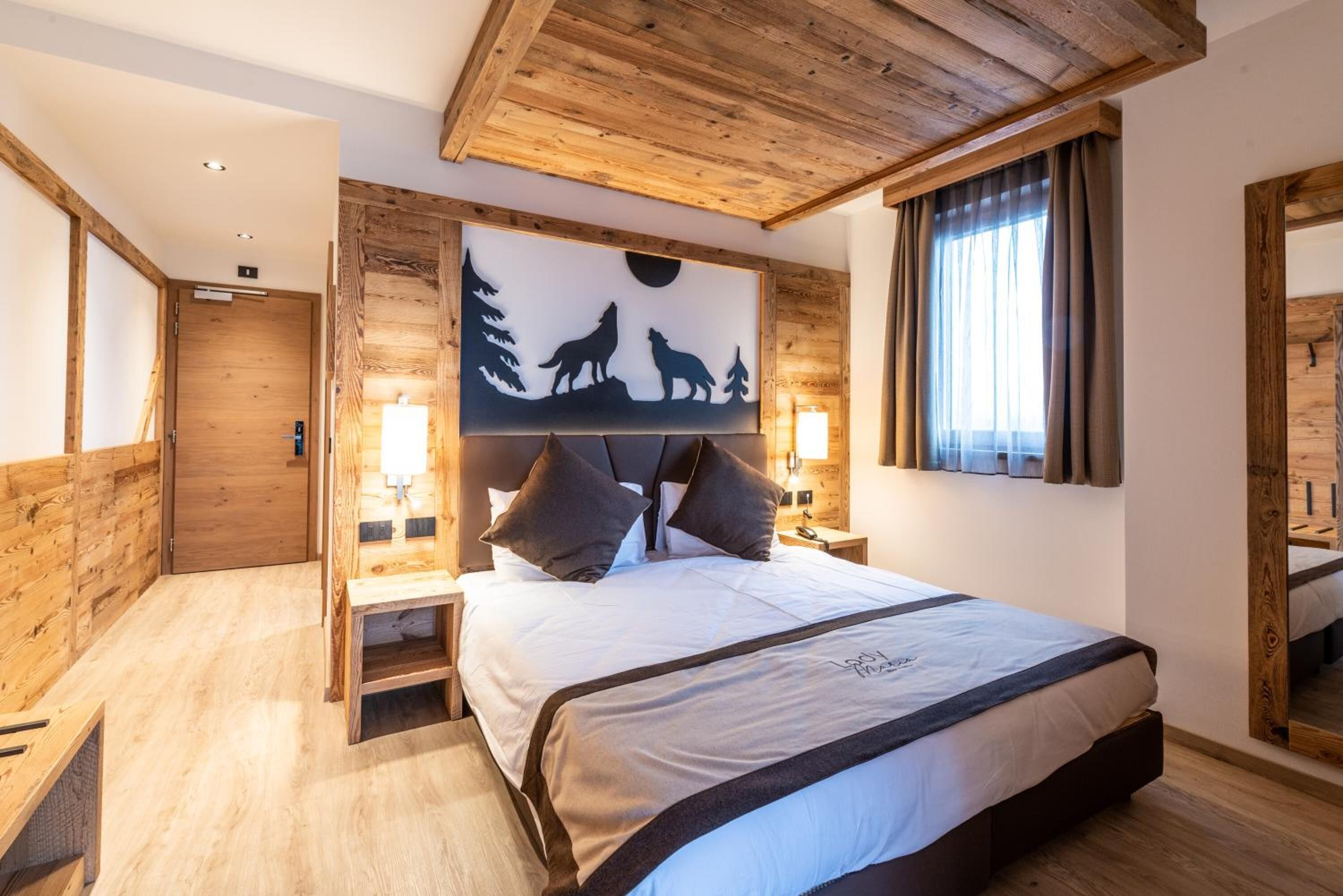 in-room safe, desk, soundproofing, free wifi