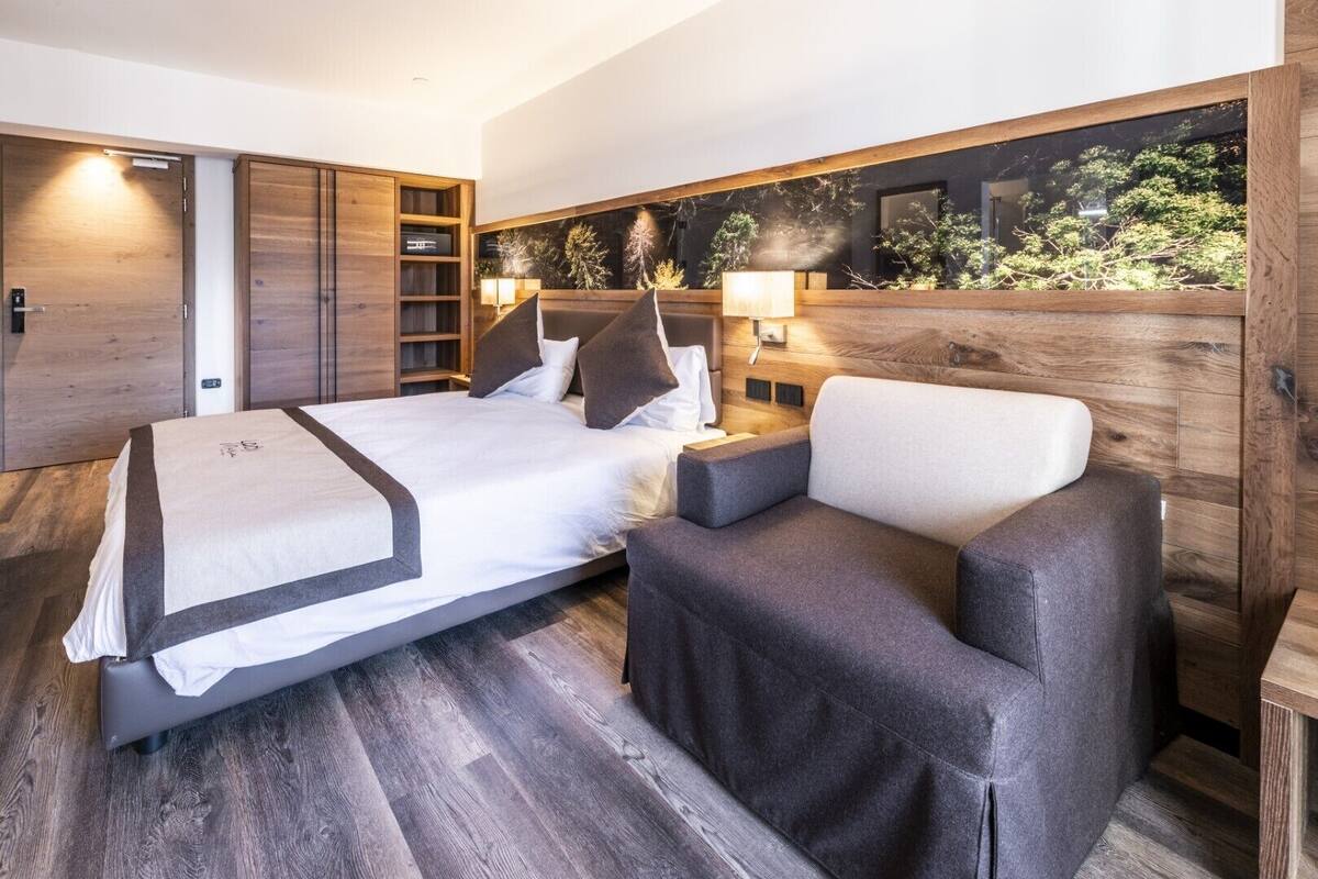 in-room safe, desk, soundproofing, free wifi