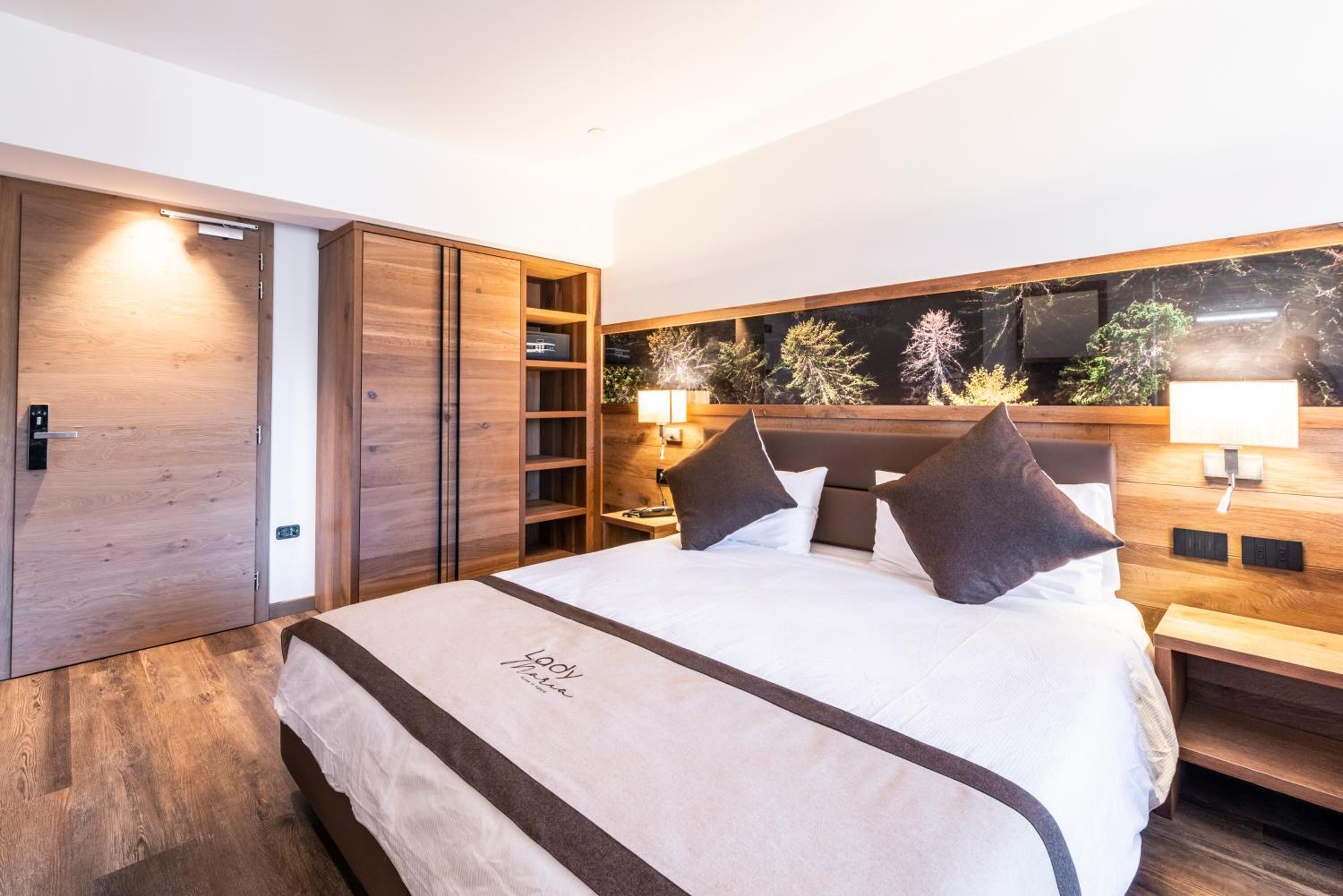 in-room safe, desk, soundproofing, free wifi