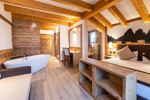 客房内保险箱、办公桌、隔音、免费 WiFi