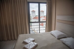 Quarto casal superior | Frigobar, escrivaninha, cortinas blackout, Wi-Fi de cortesia