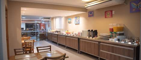 Petit déjeuner complet compris tous les jours