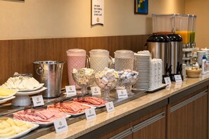 Un bufé con diferentes alimentos y bebidas.