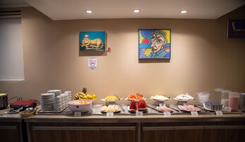 Café da manhã completo grátis todos os dias