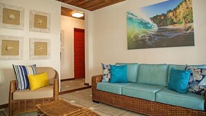 46-inch LED TV with cable channels, TV - Pousada Mana (Fernando de Noronha)