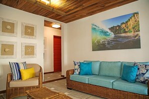 46-inch LED TV with cable channels, TV - Pousada Mana (Fernando de Noronha)