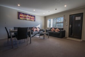 Căn hộ, 2 phòng ngủ | Phòng khách | TV LCD, đầu đĩa DVD 