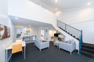 이그제큐티브 스위트 (Adults Only) | 거실 공간 | 위성 채널 시청이 가능한 58인치 평면 TV, TV