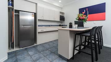 2 Bedrooms Family Suite with Walk-In Shower (Downstairs) | Private kitchen | Fridge, microwave, stovetop, coffee/tea maker