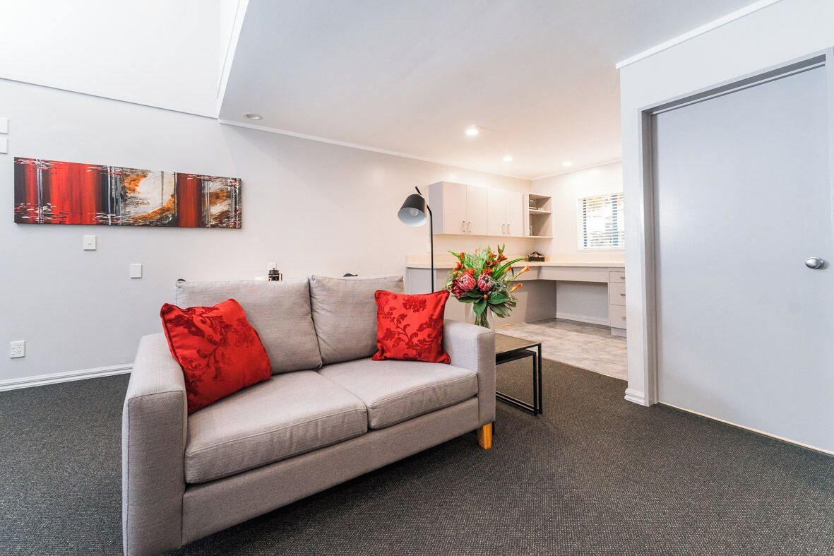 Suíte executiva (Adults Only) | Área de estar | TV de tela plana 58 polegadas com canais via satélite, TV