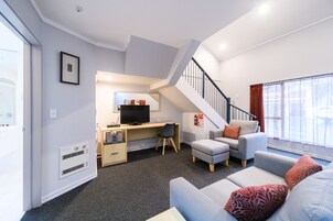 이그제큐티브 스위트 (Adults Only) | 각각 다른 스타일의 인테리어, 각각 다르게 가구 비치, 책상, 노트북 작업 공간