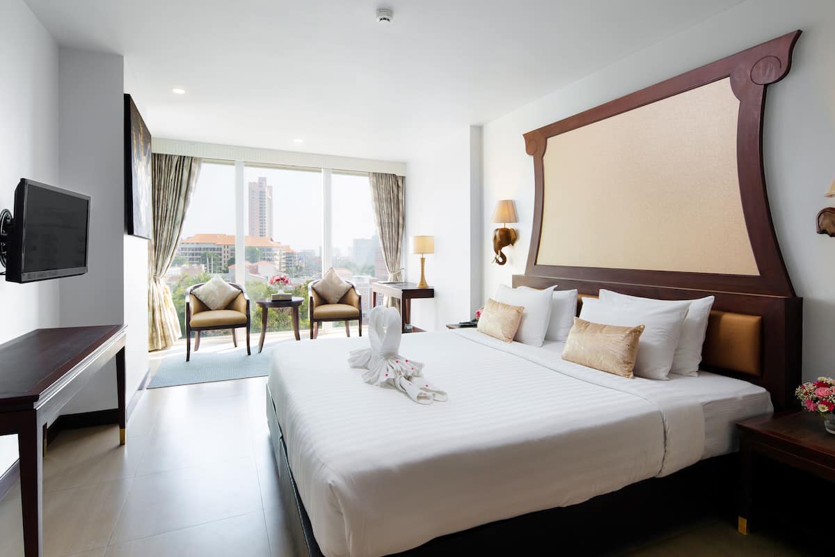 Deluxe with Bathtub | 1 bedroom, premium bedding, minibar, in-room safe