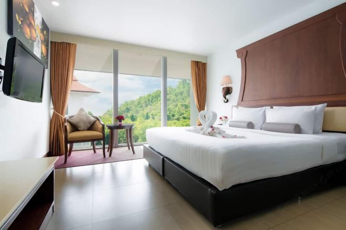 1 bedroom, premium bedding, minibar, in-room safe