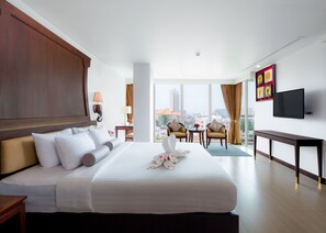 Mini Suite | Bộ đồ giường cao cấp, minibar, két bảo mật tại phòng, bàn 