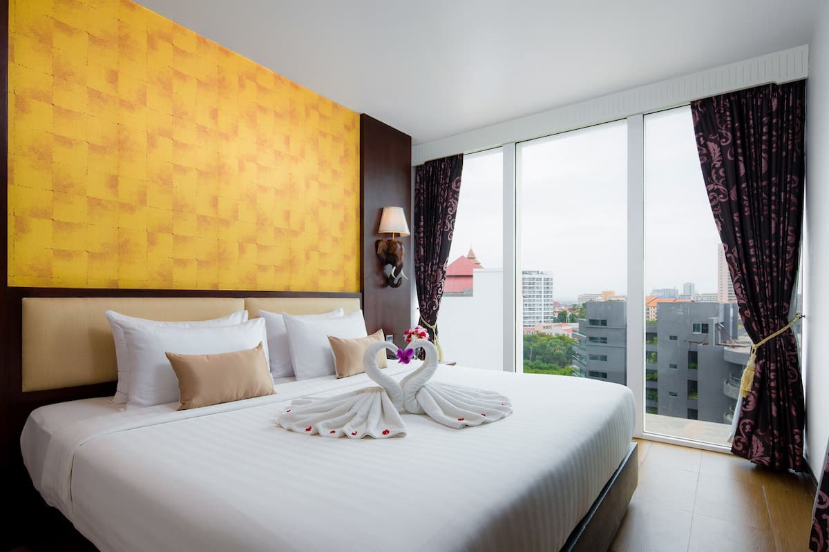 Superior with Bathtub | 1 bedroom, premium bedding, minibar, in-room safe