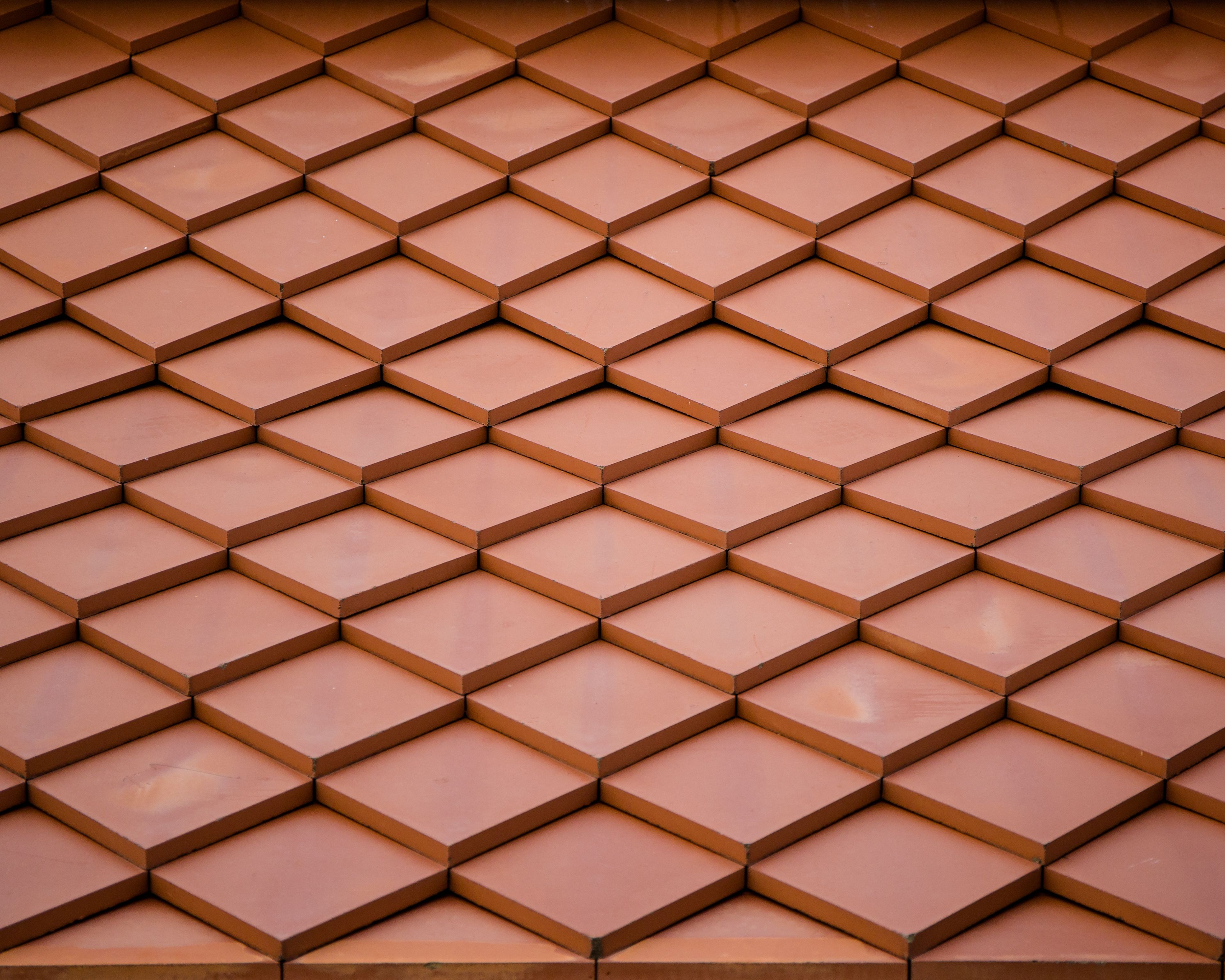 Un motif géométrique composé de carreaux imbriqués.