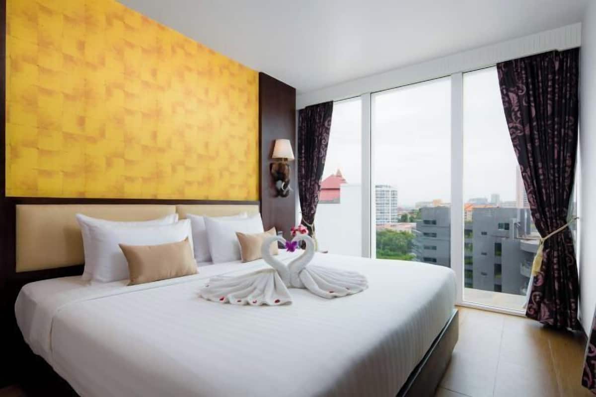 1 bedroom, premium bedding, minibar, in-room safe