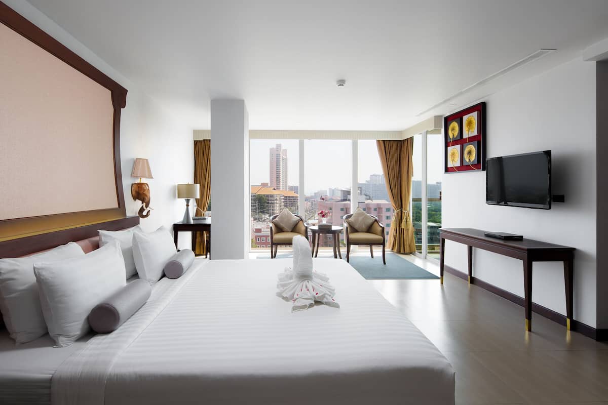 Mini Suite | 1 bedroom, premium bedding, minibar, in-room safe