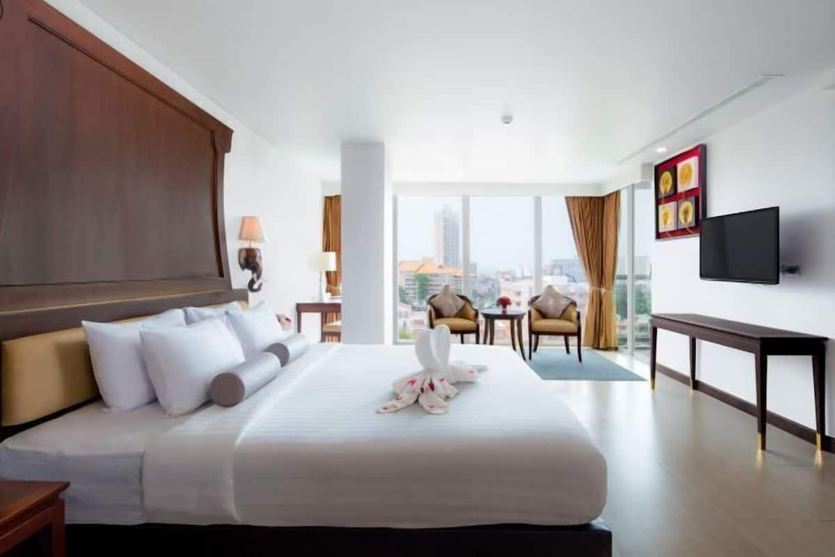 1 bedroom, premium bedding, minibar, in-room safe
