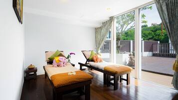 Couples treatment rooms, sauna, hot tub, steam room, aromatherapy