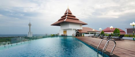 3 outdoor pools, sun loungers