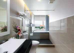 Deluxe with Bathtub | Badezimmer | Komfortbadewanne, kostenlose Toilettenartikel, Haartrockner, Bademäntel