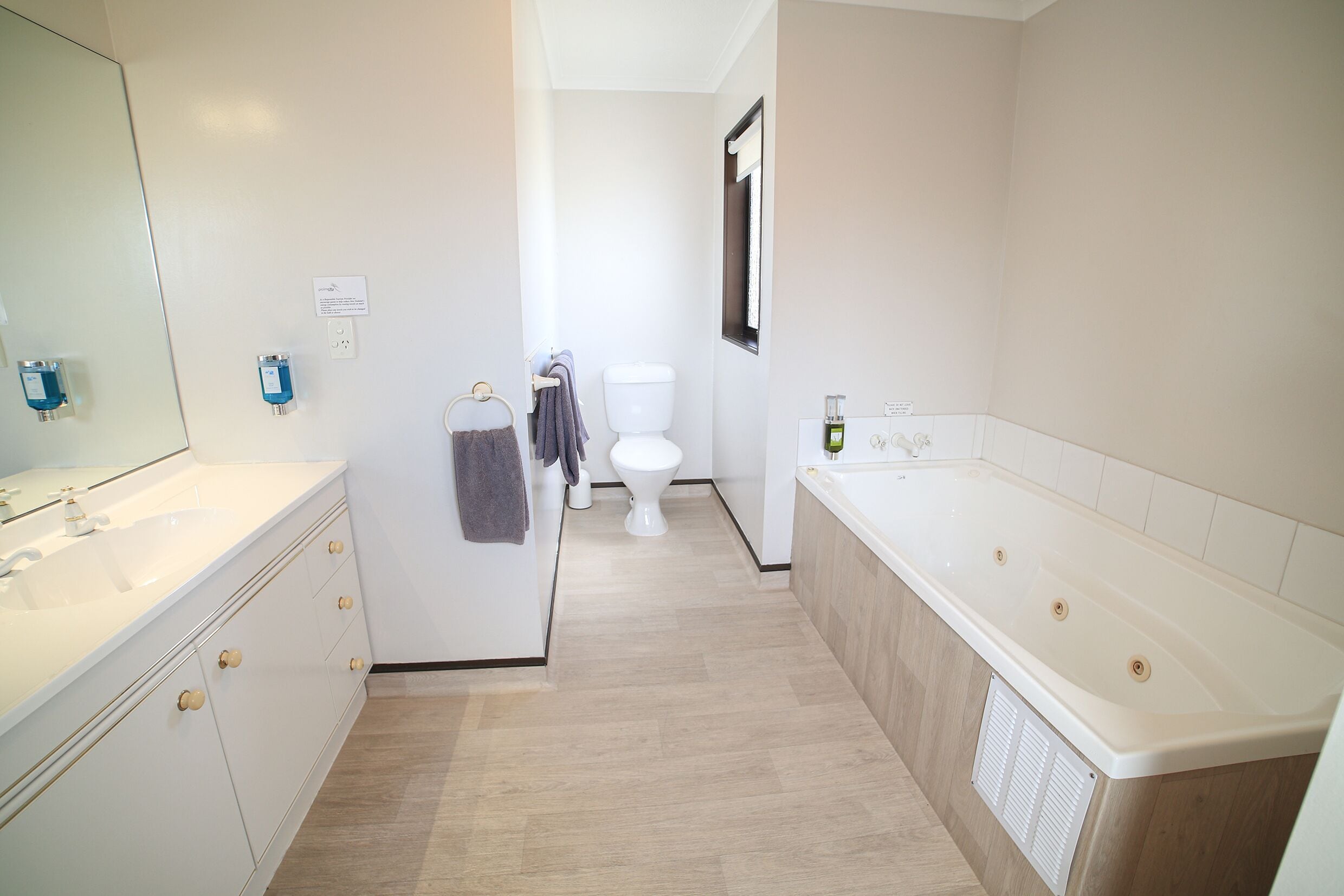 Une salle de bain moderne avec une grande baignoire, un lavabo et des toilettes.
