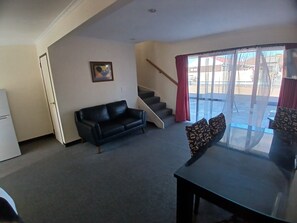 Family Apartment, 2 Bedrooms | Living area | 40-inch flat-screen TV with digital channels - Palm City Motor Inn (Napier)