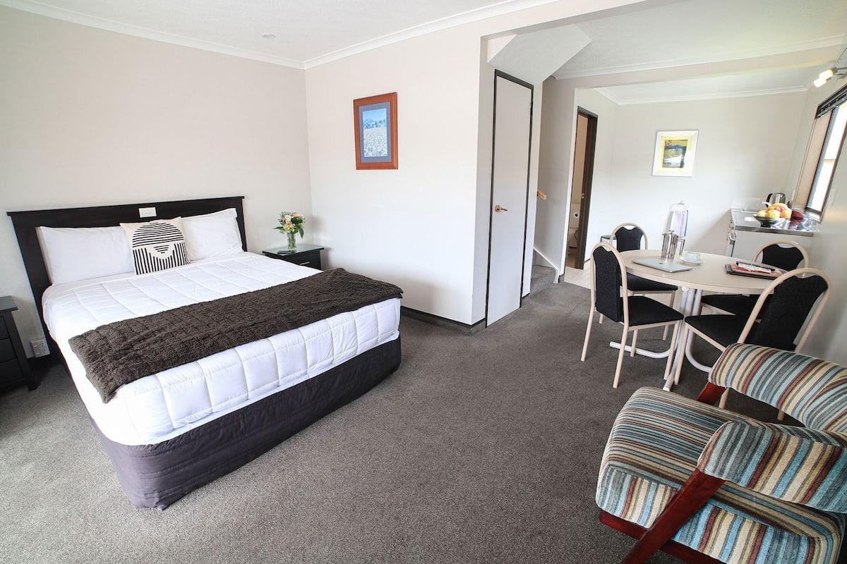 Iron/ironing board, free WiFi, bed sheets, wheelchair access