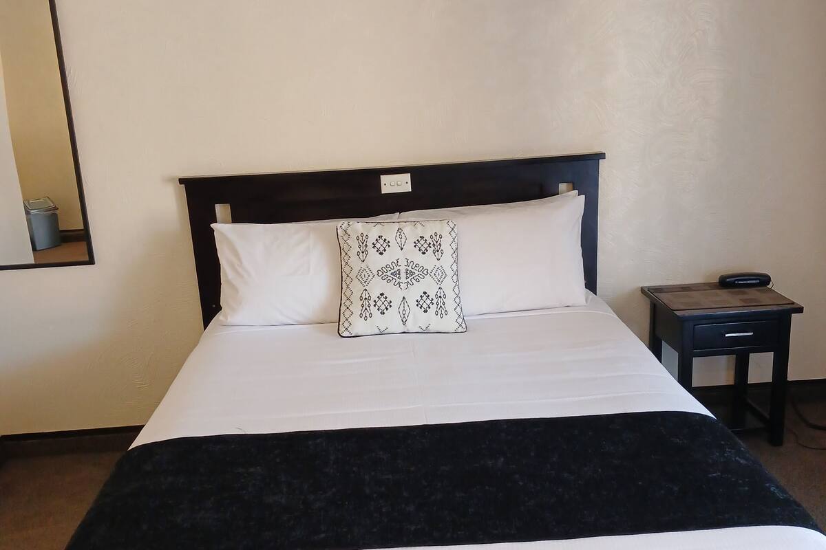 Accessible Studio, 1 Queen Bed | Iron/ironing board, WiFi (free), bed sheets