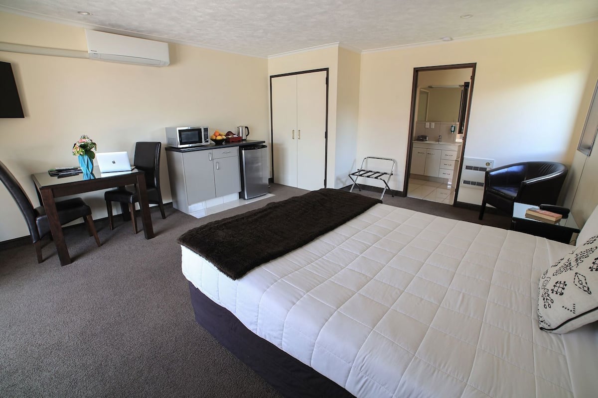 Iron/ironing board, free WiFi, bed sheets, wheelchair access