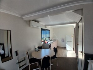 Family Apartment, 1 Bedroom | In-room dining - Palm City Motor Inn (Napier)