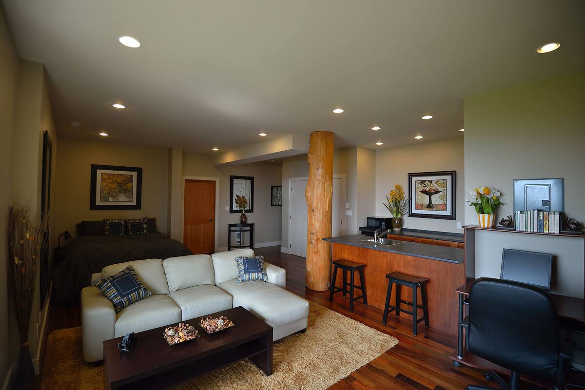 Olympic View Oceanfront Suite | Living area