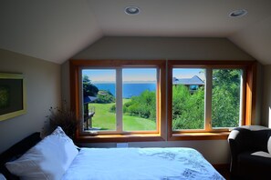 Blackout curtains, free WiFi